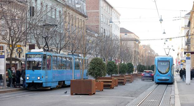Zagreb: U Draškovićevoj ulici postavljene nove žardinjere s klupicama