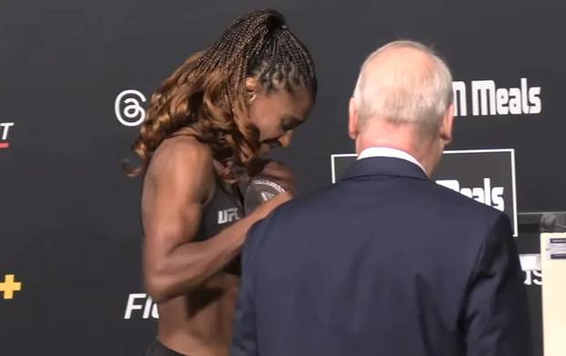 FOTO Kakav gaf! Borkinja na vaganju vadila umetke iz grudi i dala ih službeniku, njemu ispali