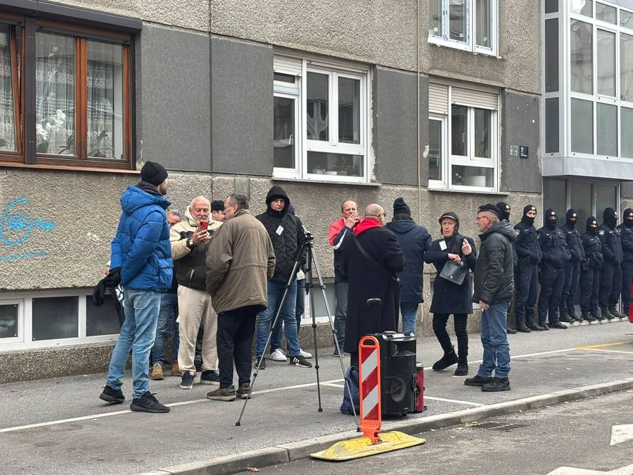 Policija pred Tomaševićevim stanom! Keleminec i Dado iz Smogovaca dovukli desničare