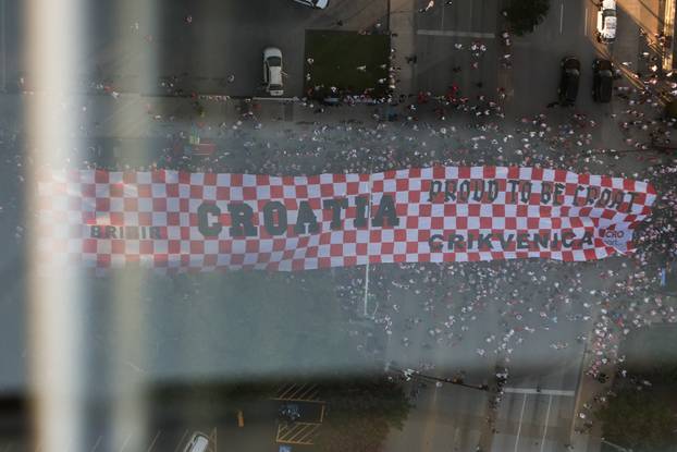 SP 2026 Dallas: Pogled sa nebodera na veliku povorku hrvatskih navijača u Dallasu uoči utakmice Engleske i Hrvatske na Svjetskom prvenstvu