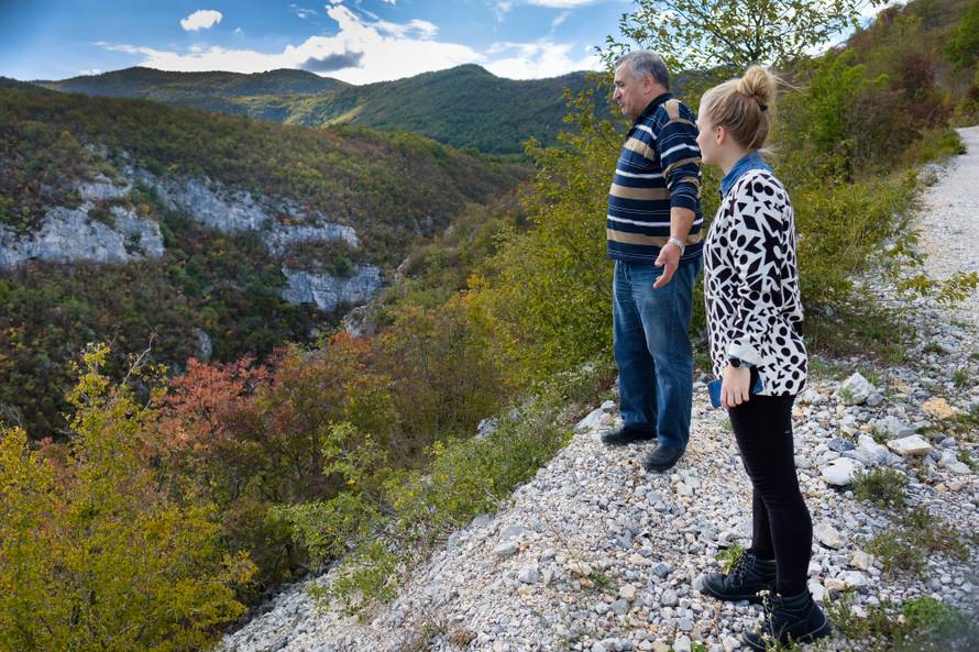 Cestom smrti do škole: Odroni, provalije, divlje svinje i poskoci