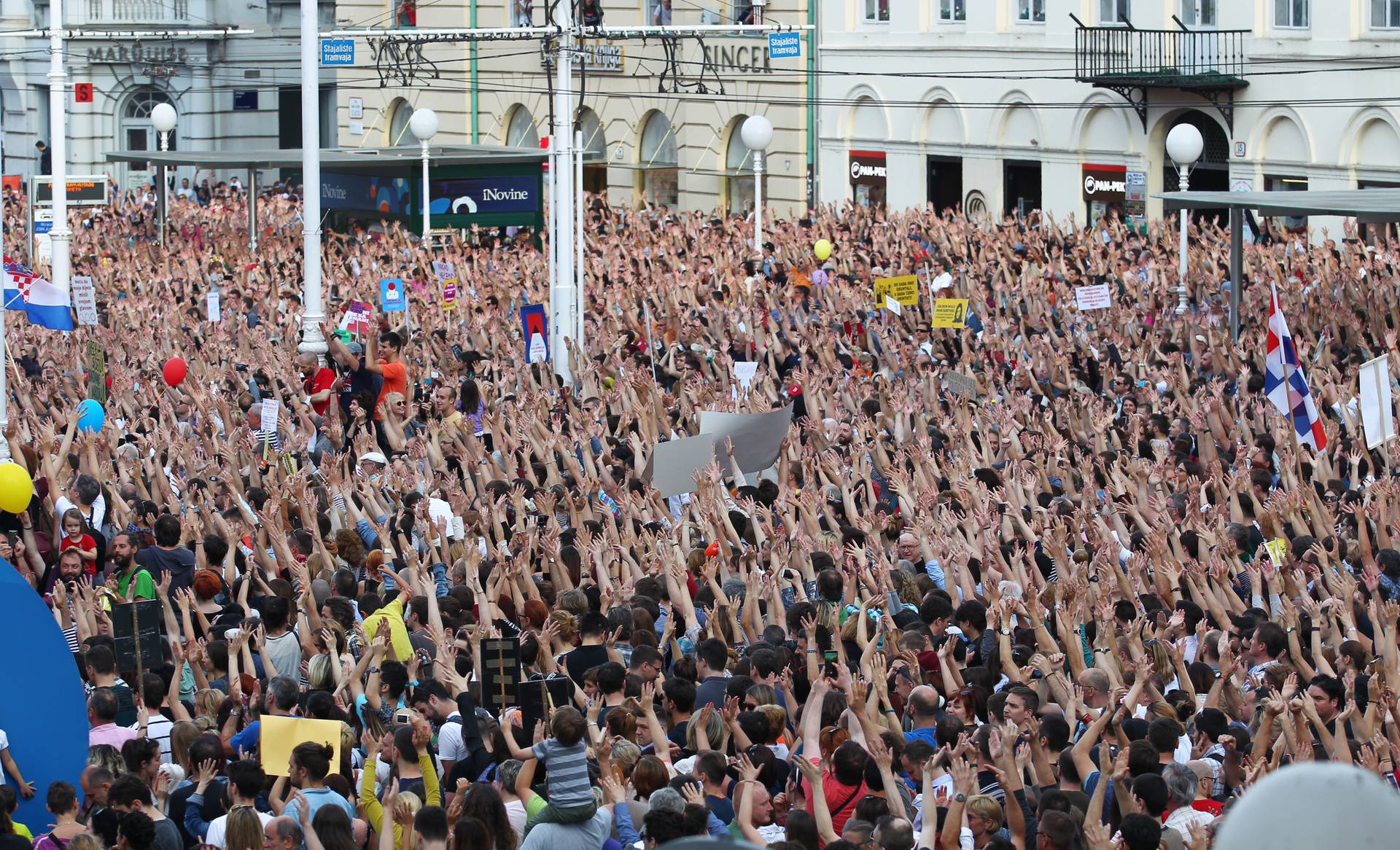 Na današnji 2016. održani veliki prosvjedi "Hrvatska može bolje" u znak potpore kurikularnoj reformi