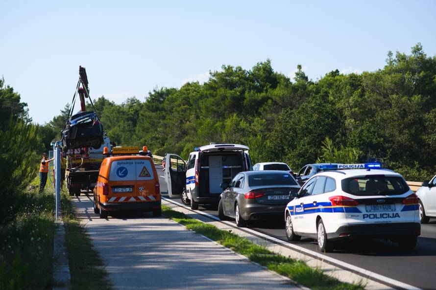 Jedna osoba poginula, dvoje ozlijeÄeno u prometnoj nesreÄi kod Zadra
