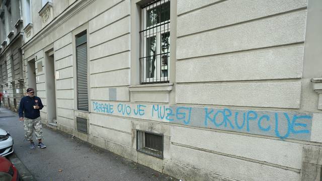 Na pročelju zgrade u Slovenskoj ulici osvanuo grafit "Dragane ovo je muzej korupcije"
