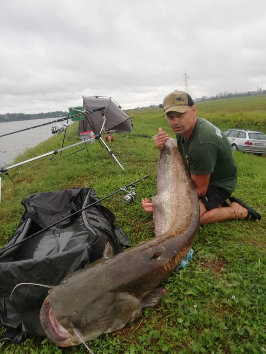 'Drž' ga, ne puštaj!' - Kako da ga držim kad on drži mene?!