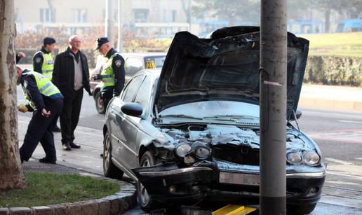 Pozlilo mu u vožnji i preminuo, auto stao na tramvajskoj pruzi