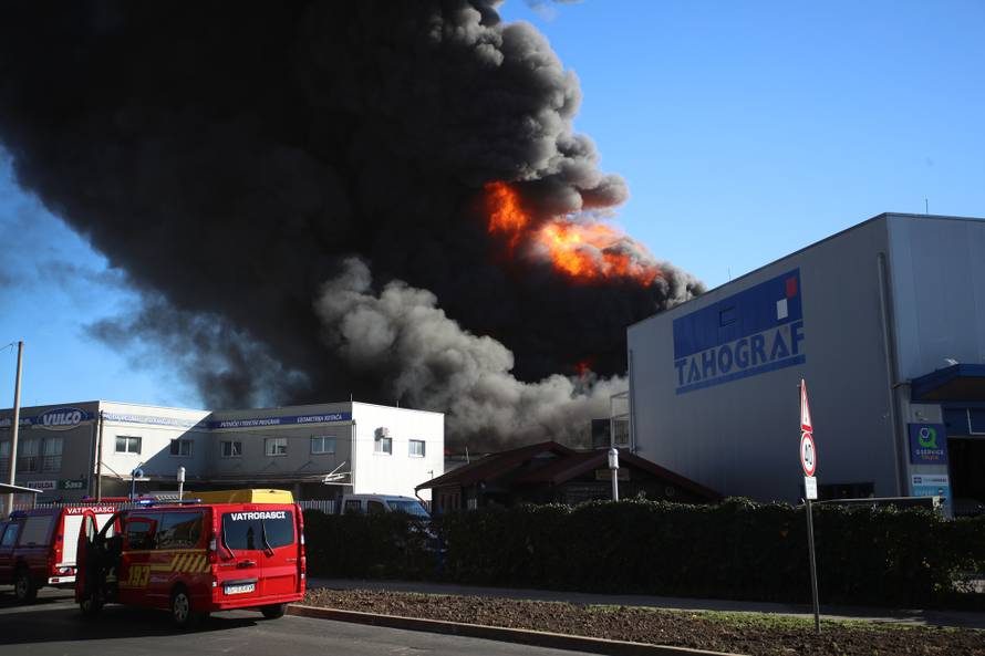 Sveta Nedelja: Požar u skladištu guma, hitne službe su na terenu