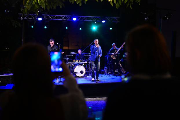 Zagreb: Sandi održao koncert na rođendanu papige Pabla 