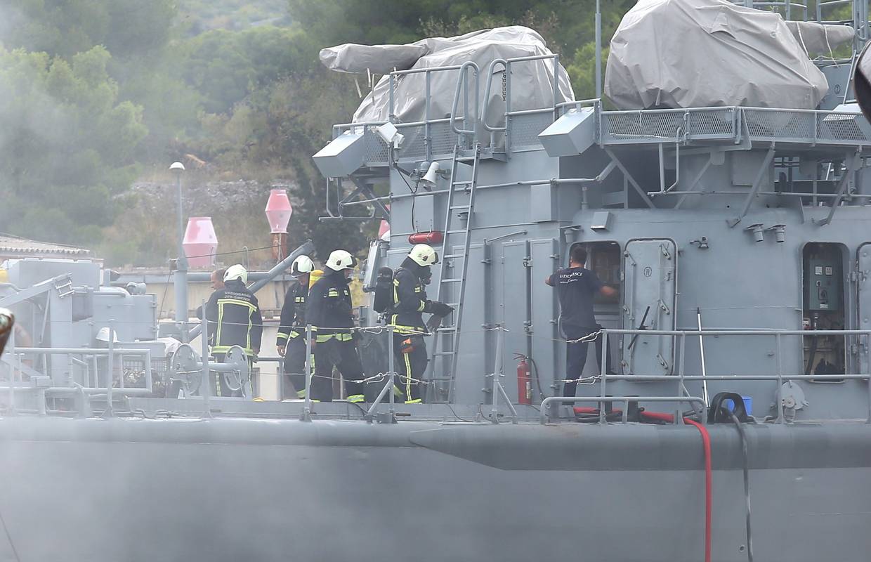 Gorjela utroba broda Vukovar u Šibeniku, trojicu je gušio dim