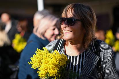 Zagreb: Nasmijana Sanja Pilić na danu mimoza na Cvjetnom trgu