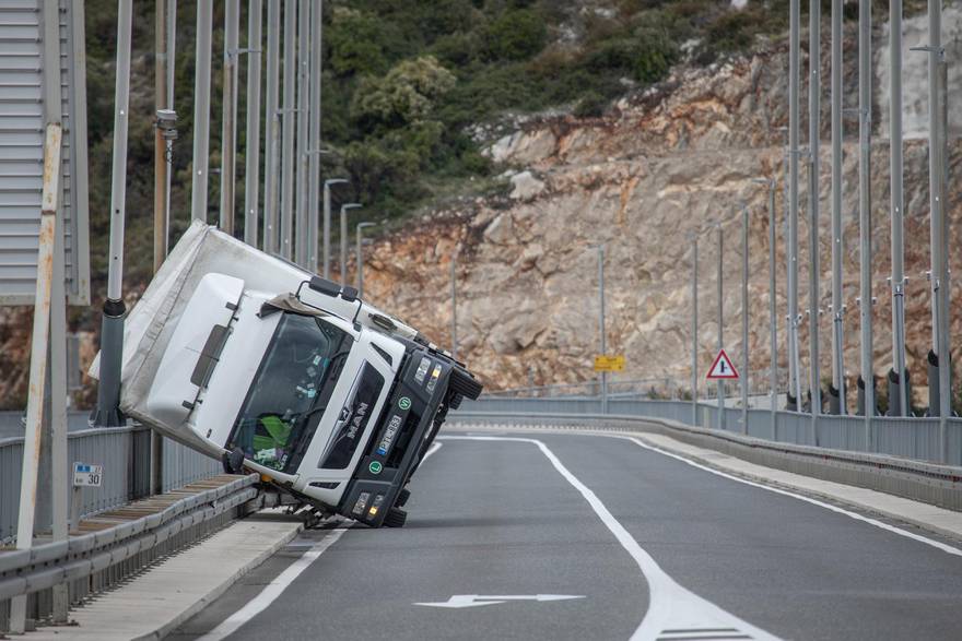 Jaka bura na mostu Franje Tuđmana prevrnula kamion u Dubrovniku