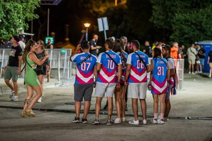 FOTO Partijaneri se zagrijavaju za zadnju noć Ultre u Splitu: Evo kakva je atmosfera na festivalu