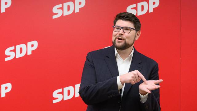 Zagreb: Predsjednik SDP-a Peđa Grbin  o napadima na medije 