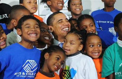 Barack Obama djeci čitao priče i podijelio im kekse