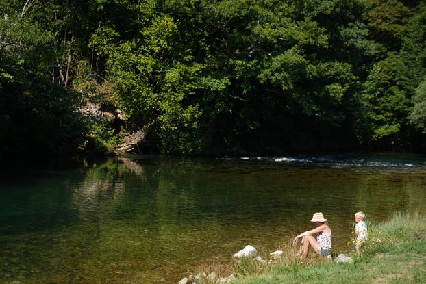 Martin Brod, slikovito naselje smješteno na ušću rijeke Unac u Unu