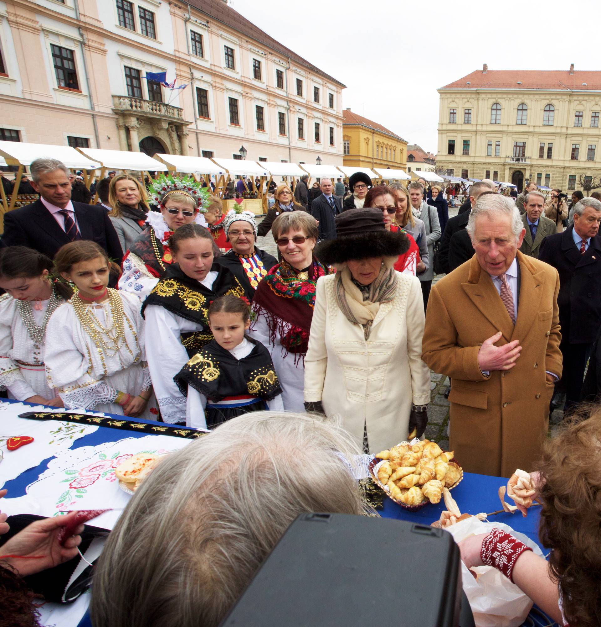 Charles i Camilla u Osijeku: Na trgu ih je dočekalo 2000 ljudi