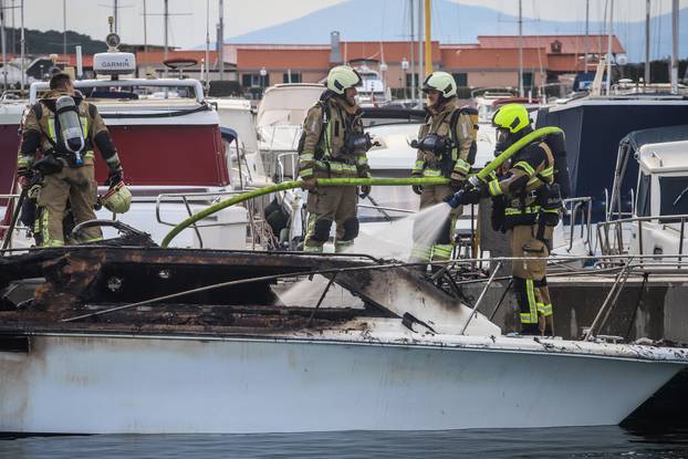Split: Požar u lučici Špinut