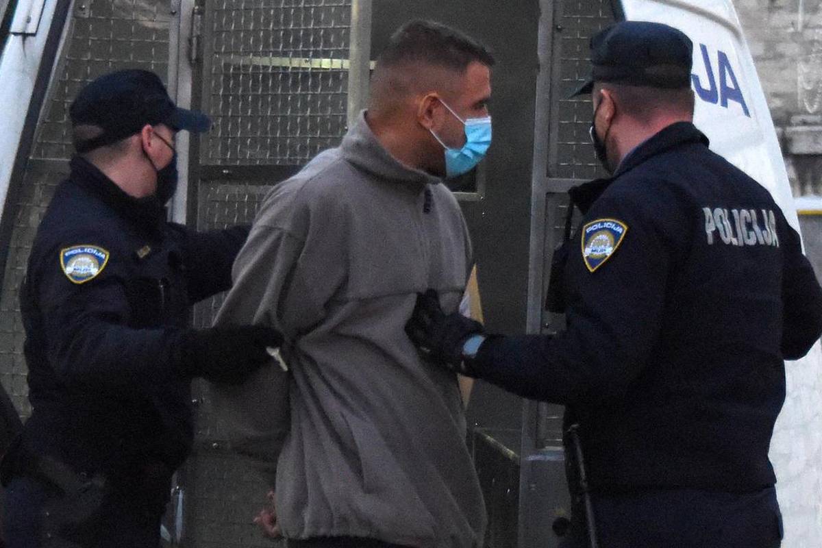 VIDEO Pogledajte privođenje: Njega sumnjiče da je ubio tatu i mamu i stavio ih u najlon vreće