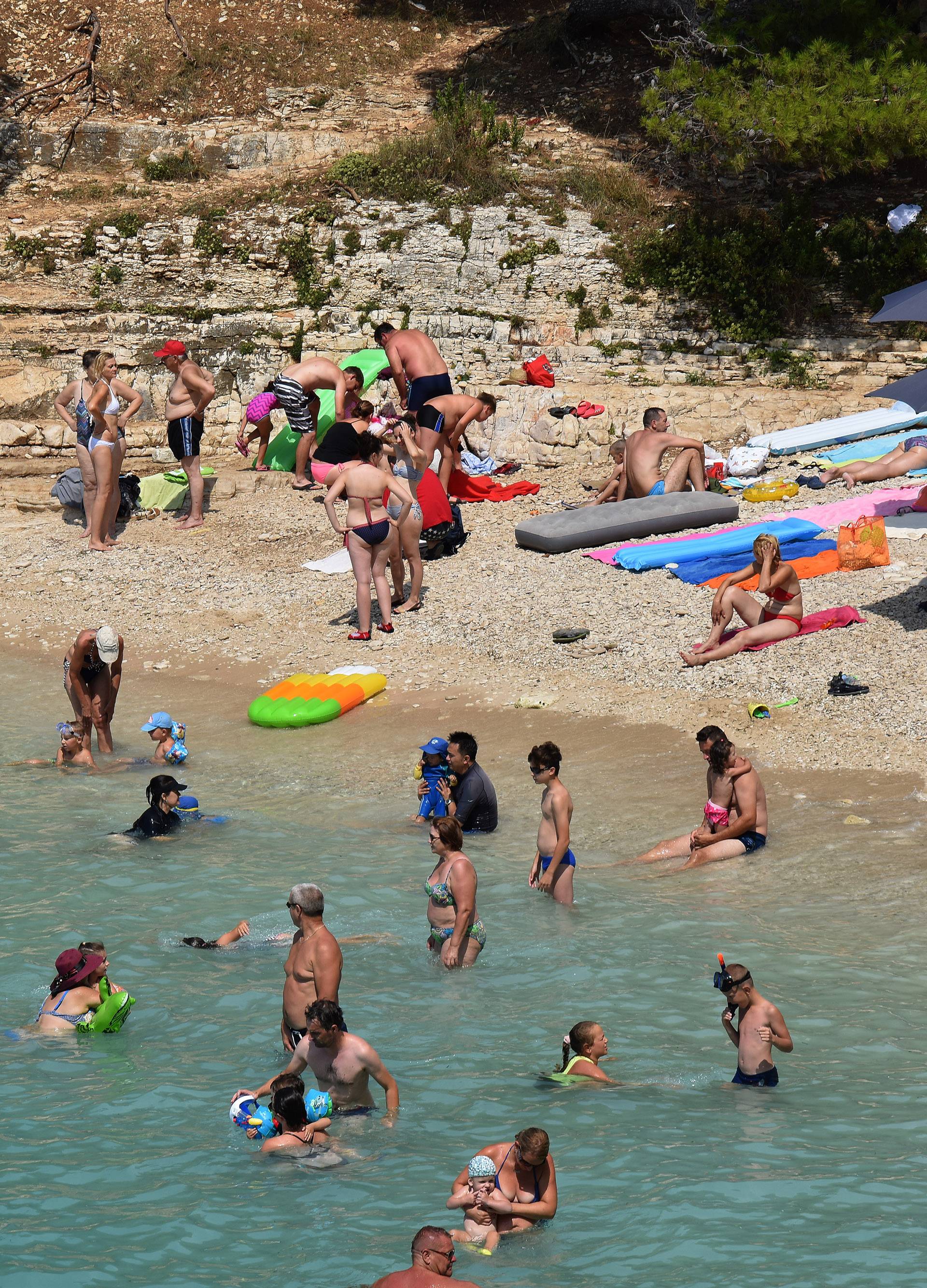 Pula: Iako je sunce za neke prejako, ne odustaju od kupanja