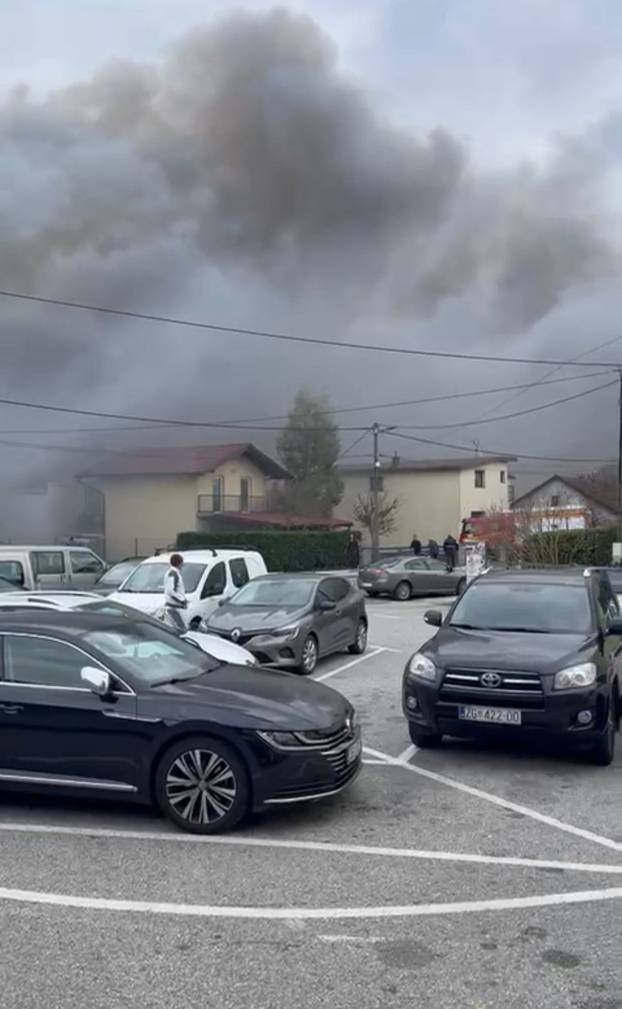 FOTO Strašne scene iz Sesveta: Požar u hali, diže se gusti dim