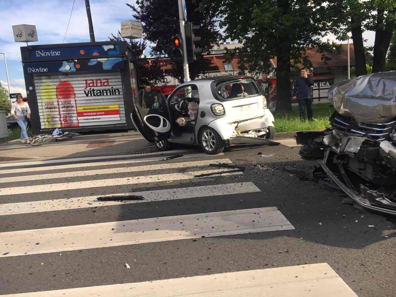 Zagreb: Sudarila se tri auta, troje ljudi odvezli u bolnicu