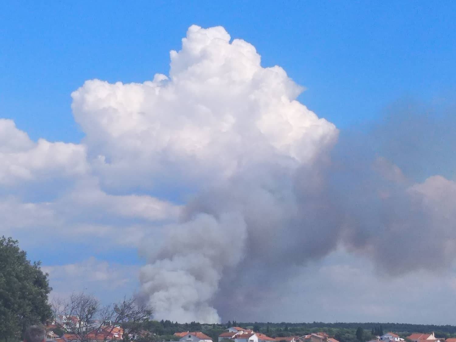 Crni dim vidi se sa svih strana: Gorjela borova šuma kod Zadra