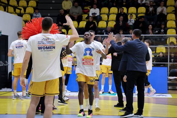 Split: Košarkaši igrali "našminkani" u znak podrške Međunarodnom danu borbe protiv nasilja nad ženama