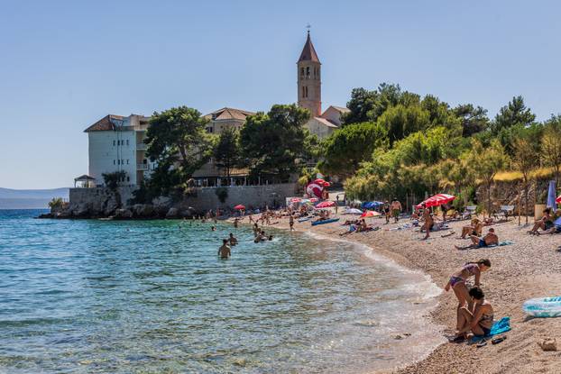 Bol: Ljetni ugođaj na plaži Martinica 