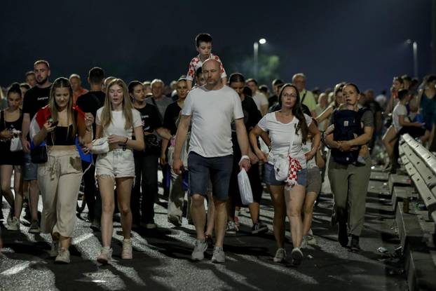 Zagreb: Završio je koncert Marka Perkovića Thompsona, kolone ljudi idu s hipodroma