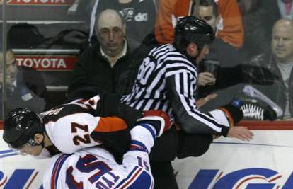 NHL liga - Kad sudac dobije klizaljkom po nosu