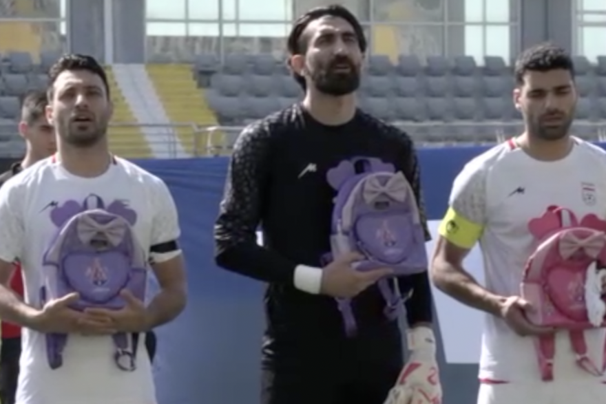 Iranske nogometa&scaron;i nose &scaron;kolske torbe u znak solidarnosti s poginulim djevoj&ccaron;icama