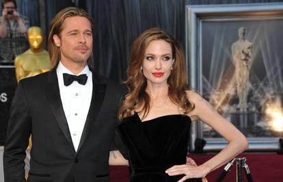 Jolie je kupila 20 Beckhamovih gaća za Brada jer ih obožava