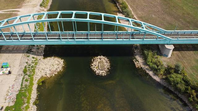 Zagreb: Pogled iz zraka na rijeku Savu i njen nizak vodostaj