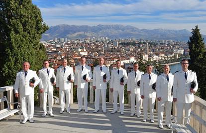 Klapa 'Sveti Juraj' nastupa na tradicionalnom koncertu na dubrovačkom Stradunu...