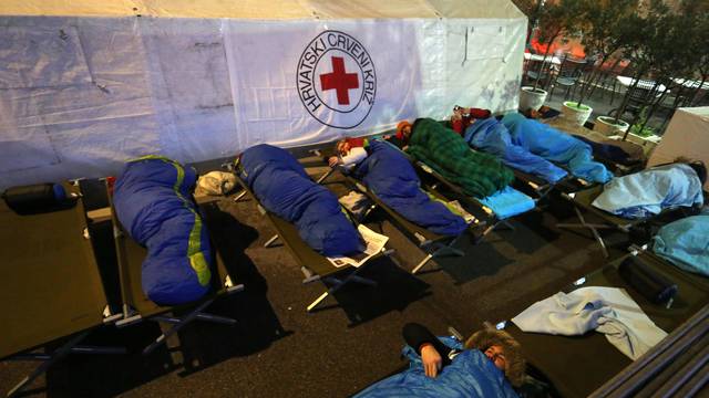 Spavali na otvorenom: 'Nužno je pomagati beskućnicima...'