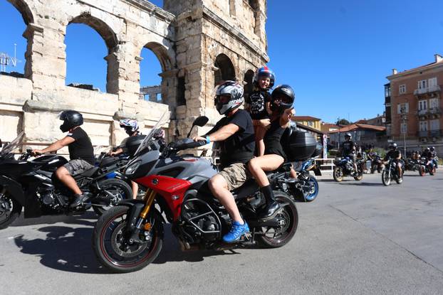 Defile motorista kroz PUlu