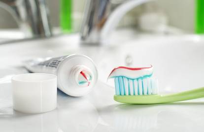 Saznajte što tri boje na zubnoj pasti znače i zašto su bitne...