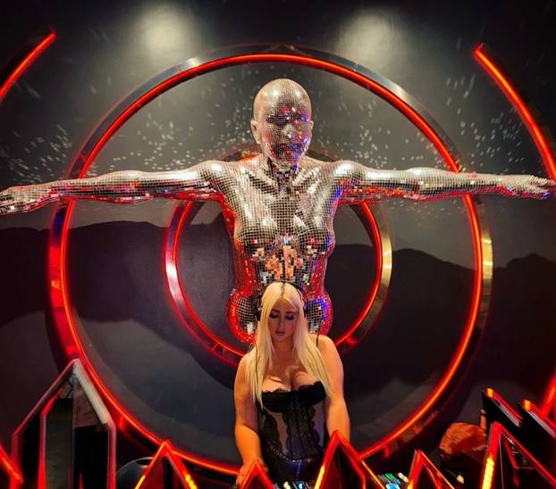 FOTO Bujnoj influencerici ova fobija otežava život: 'Bojim se!'