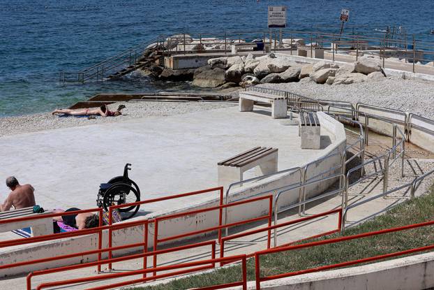 Split: Kupači na novoj plaži Žnjan