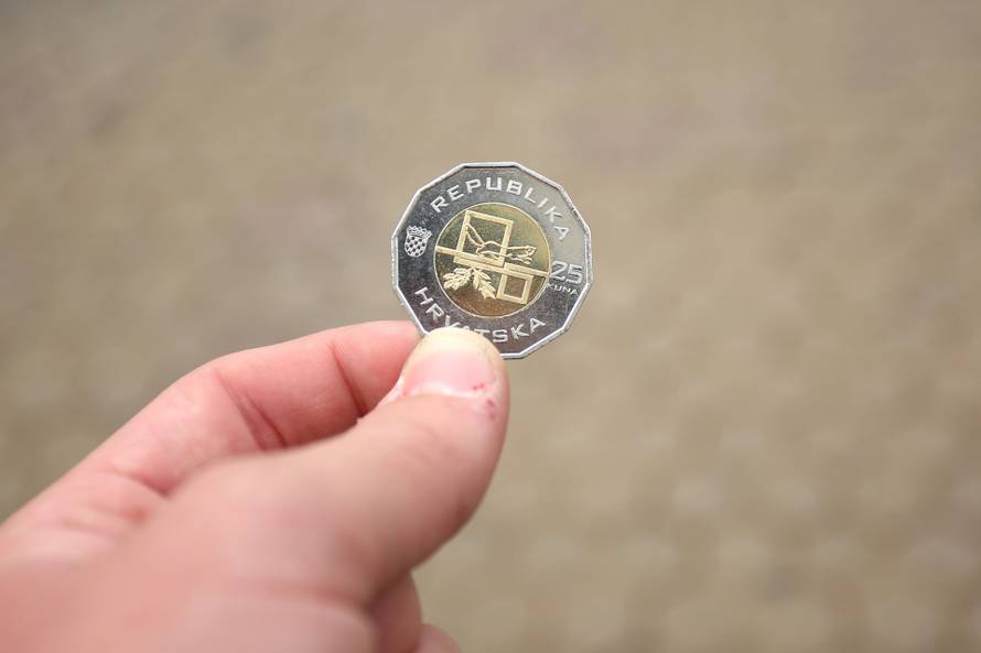 Gužve u centru Zagreba: Građani pohrlili u banku kako bi kupili  kovanicu s motivom Pelješkog mosta