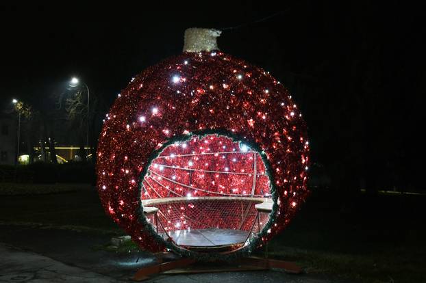 Sisak: Šareni božićni ukrasi uljepšavaju grad u vrijeme Adventa