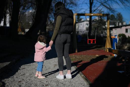 'Jo&scaron; idem u osnovnu &scaron;kolu i imam sina. Tek mi je 14 godina'