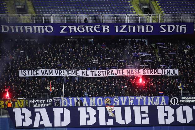Navijači na tribinama prate susret Dinama i Osijeka