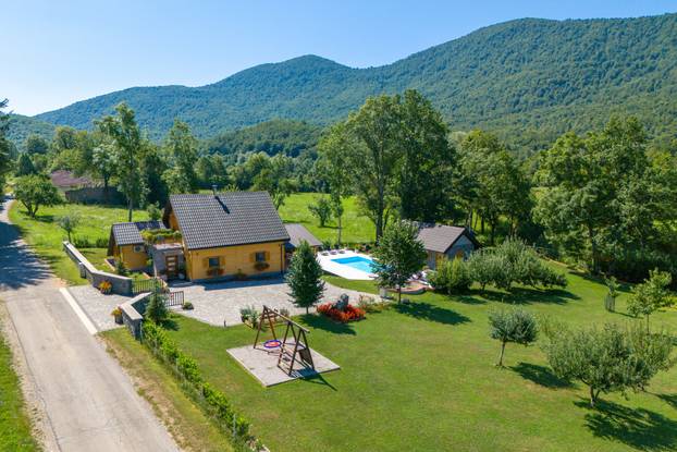 FOTO Kuću za odmor Mali Medo kod rodnog sela Nikole Tesle u Lici okružuje pravi prirodni raj
