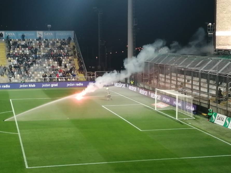 Kaos na Rujevici! Huligan Rijeke ušao na teren i napao Katića, Torcida bacala baklje na istok