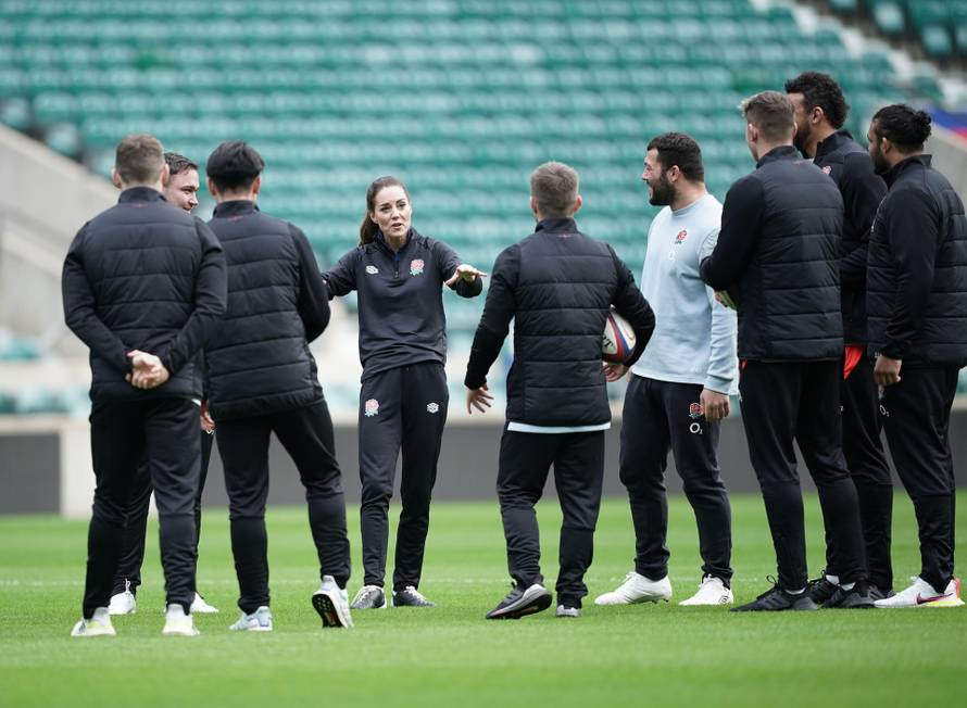 Kate Middleton zaigrala ragbi pa na trenutak završila u zraku