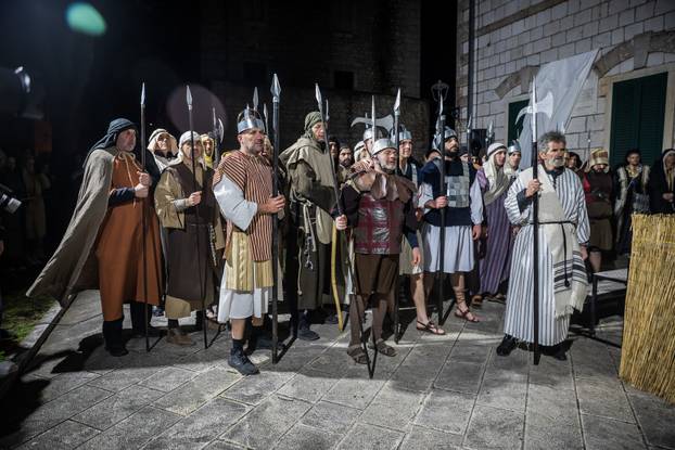 U Imotskom na Cvjetnicu uprizorena „Imotska Muka“, scenski prikaz Muke Gospodina našega Isusa Krista 