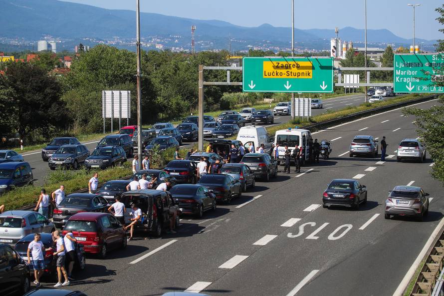 Zagreb: Policija u Lučkom dočekuje Torcidu