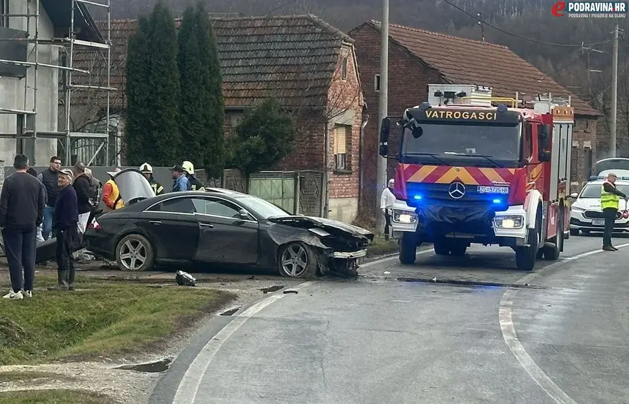 Vozio Mercedes bez vozačke pa se zabio u zid kuće: Vozač (26) i putnica (21) lakše ozlijeđeni