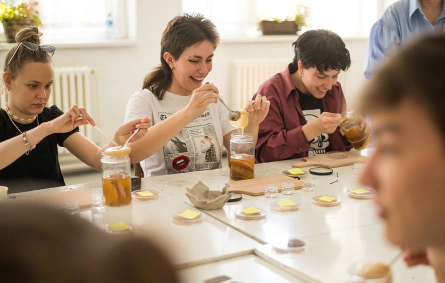 Maja je jedina biodizajnerica u regiji: 'Materijale za odjeću radim od algi, gljiva i bakterija'
